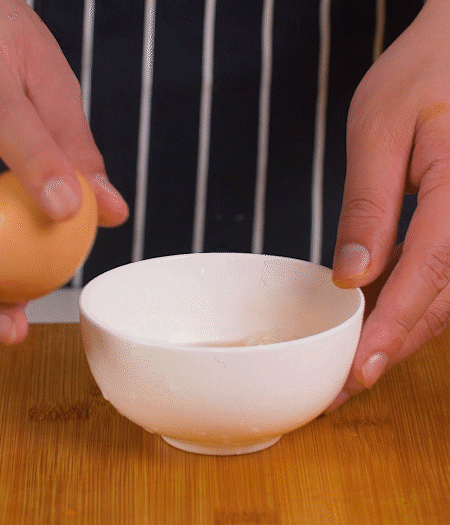 起鍋熱油，蛋液煎成雞蛋碎。金字淡咸肉切成絲。