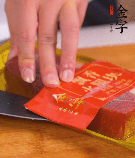 金字火腿切片，生姜切絲，蔥白切末。