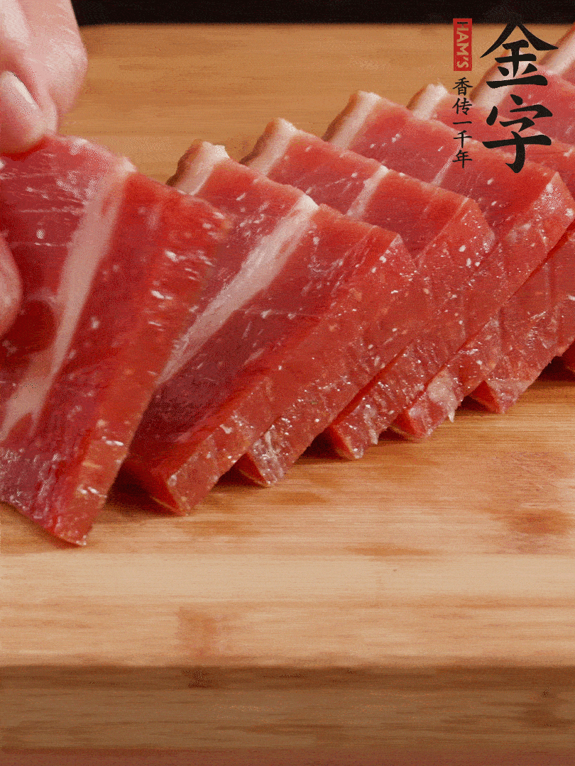 金字火腿上方切厚片的火腿。