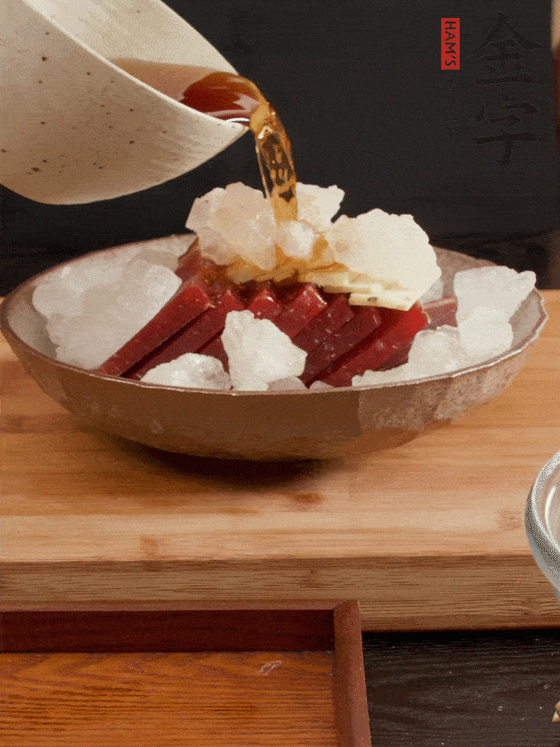 加姜片、冰糖、黃酒、水，蒸60分鐘，將火腿的咸逼出來。