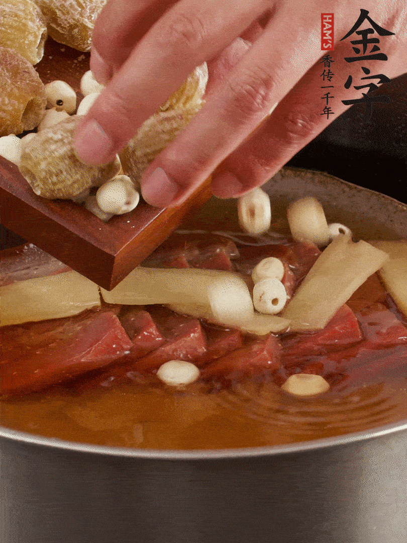 待冰糖融化后，放入蜜棗、蓮子同蒸25分鐘左右。