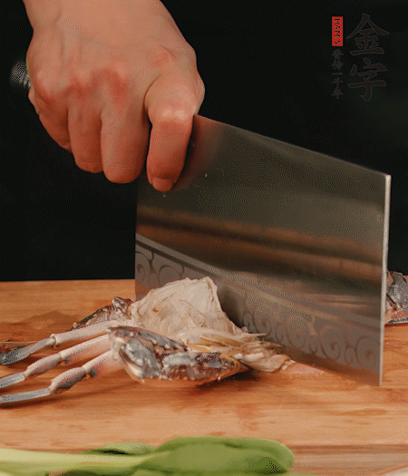 蟹殼拆開，去掉蟹肺、蟹心、蟹腮，切成4小塊。