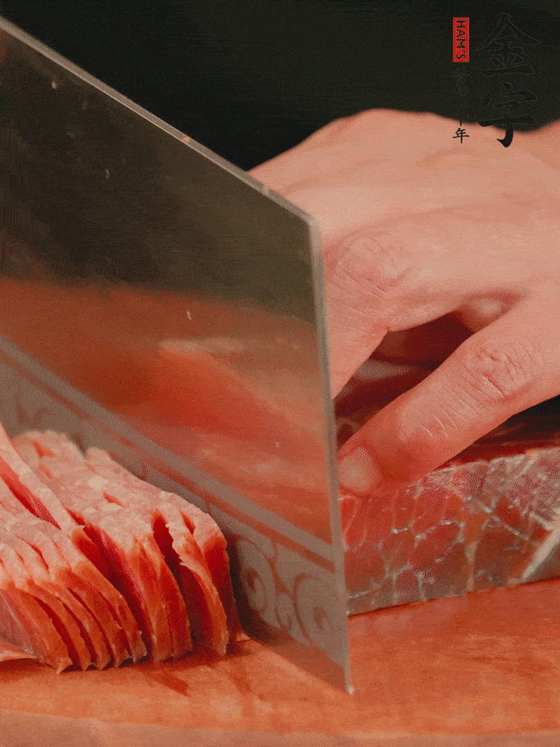 新鮮雞腿用刀在表面劃幾刀。金字火腿切薄片備用。