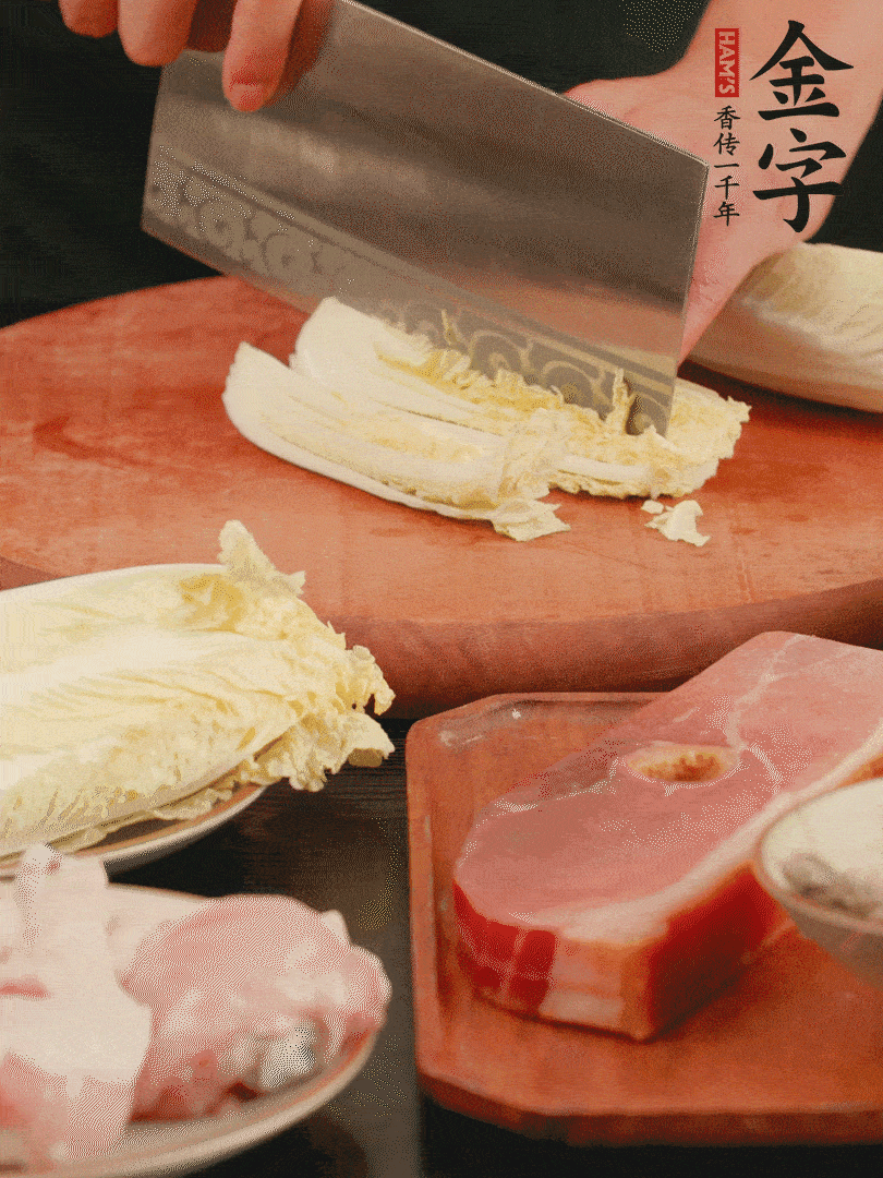 白菜去掉頭尾，對(duì)半豎切，再均勻切4刀。