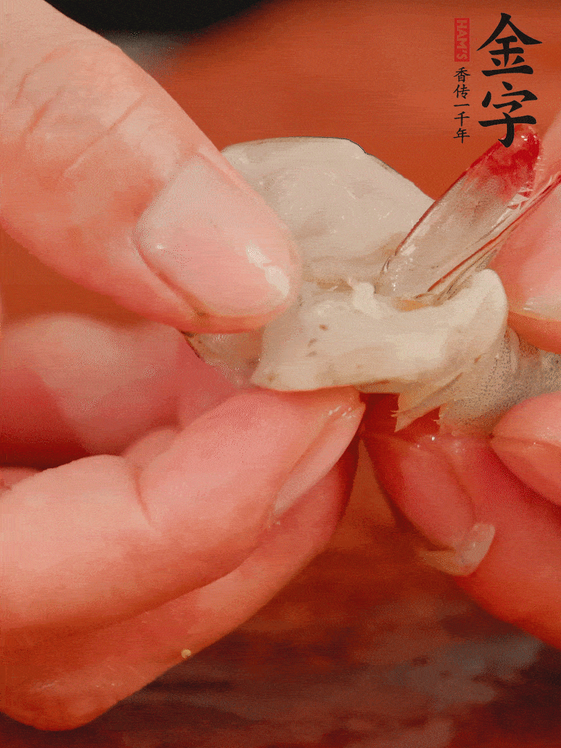 鮮蝦去掉蝦線，翻轉(zhuǎn)蝦尾做個(gè)好看的照型。