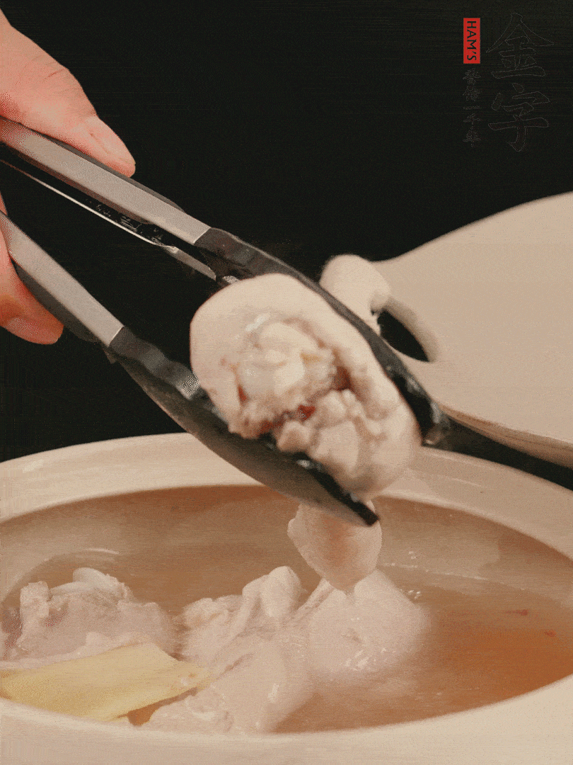 雞腿放入砂鍋，加姜片、料酒、清水，中火燉煮20分鐘撈出。