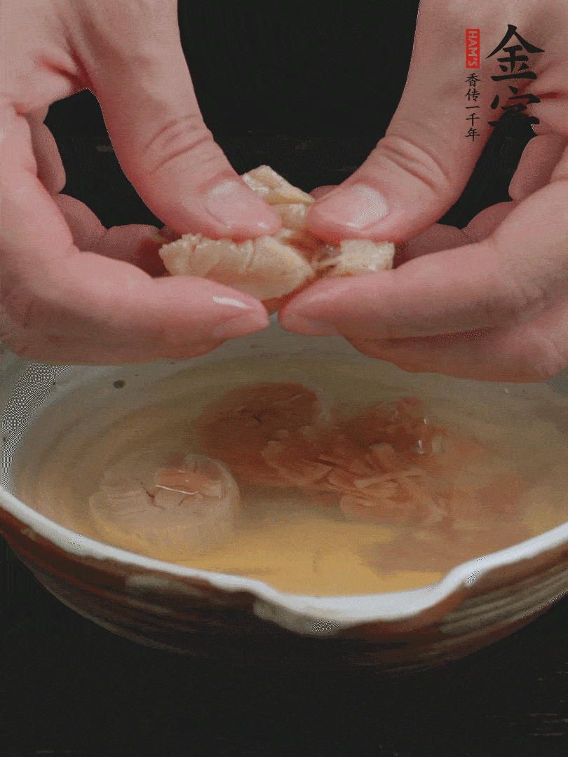 元貝溫水泡發(fā)，拆成細絲。