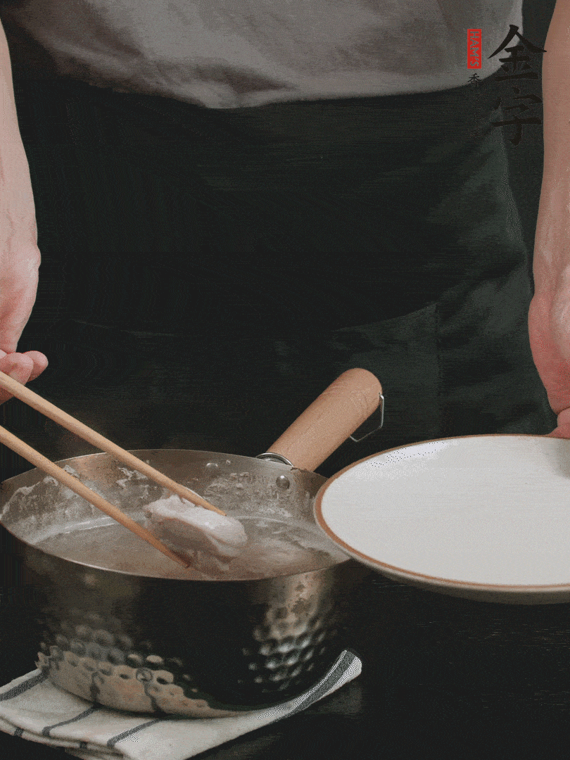 雞塊冷水下鍋，加姜片、料酒焯水，撈出洗凈備用。