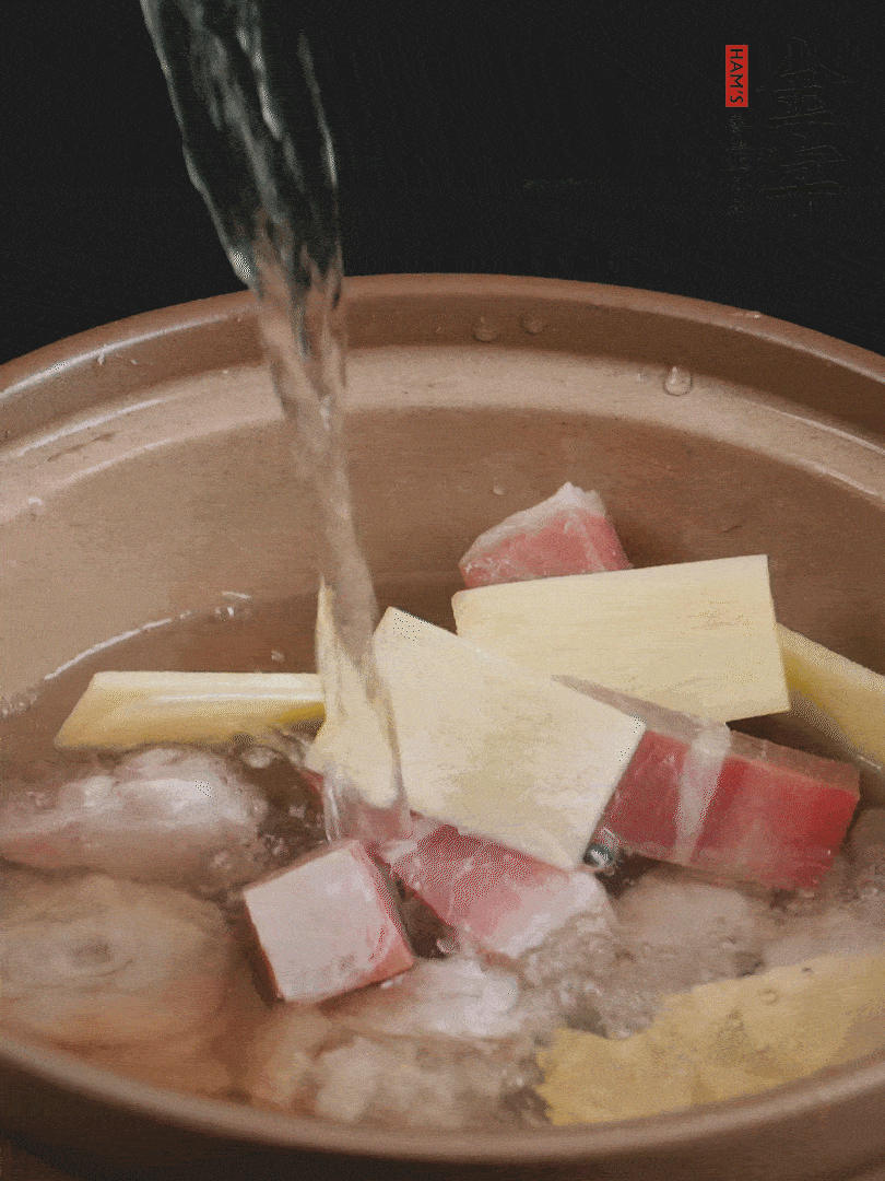 雞塊、火腿、姜片加適量料酒、清水燉80分鐘。