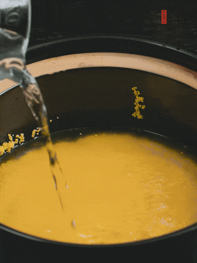 小米洗凈后，加水小火煲1個小時。