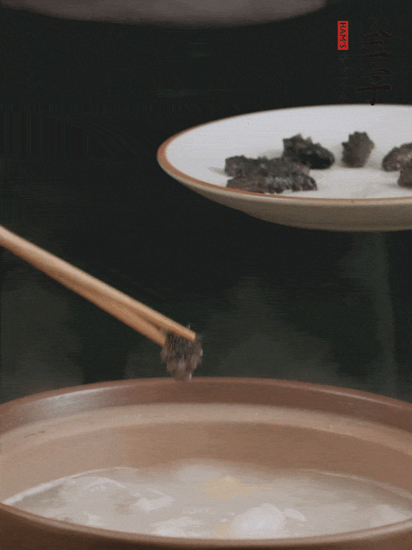 期間雞湯燉到80分鐘時，加小海參再燉10分鐘。