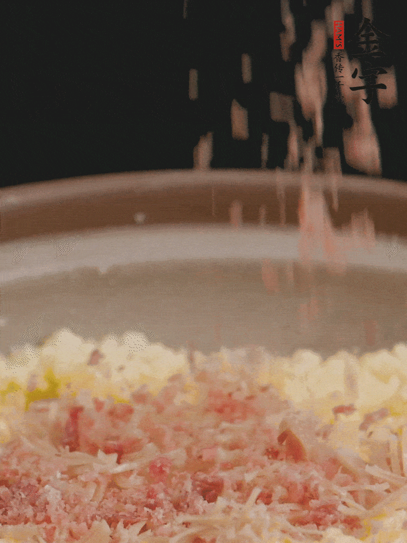 加雞湯沒過，放干貝絲、火腿末、小海參。