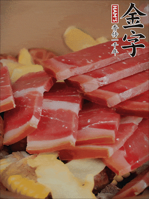 除鮑魚外的所有材料放進鍋里，加清水、姜、黃酒，大火燒開，轉(zhuǎn)小火煲90分鐘。