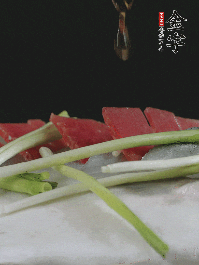 蔥白置于魚身，放適量豌豆，淋上花雕酒。