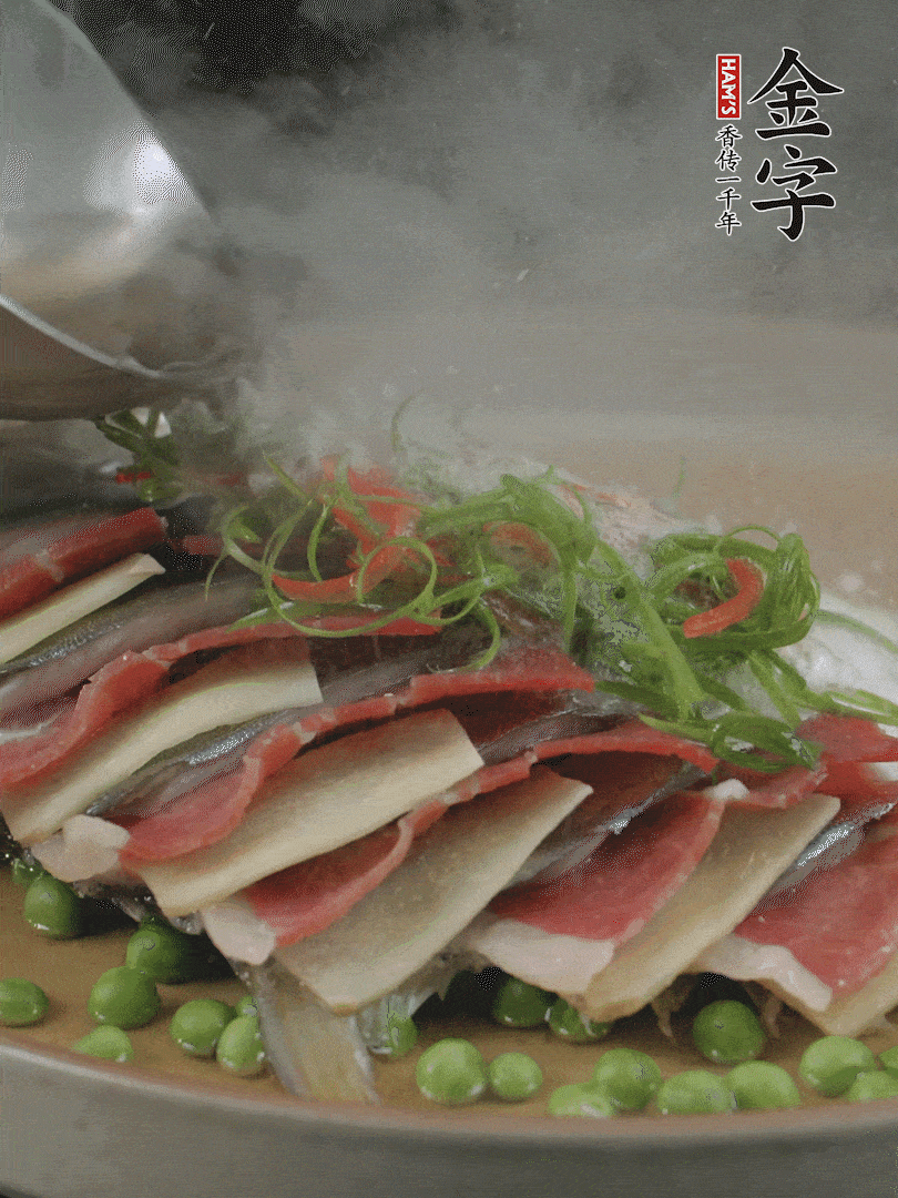 表面放上蔥絲、紅椒絲，淋上熱油。