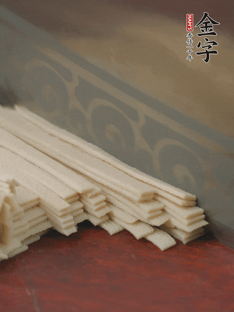 燉火腿期間，千張切細(xì)絲，白蘿卜去皮切細(xì)絲，蒜葉切細(xì)丁。