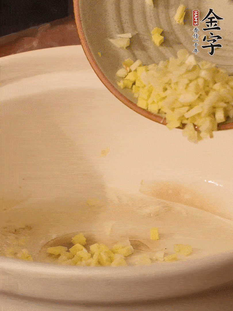 熱油下鍋，姜爆香。下冬瓜略微翻炒。