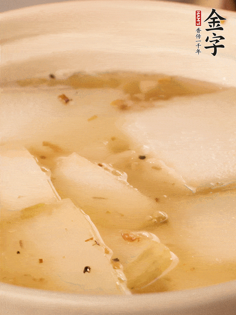 加入適量清水，再放咸肉，淋點(diǎn)黃酒添味。