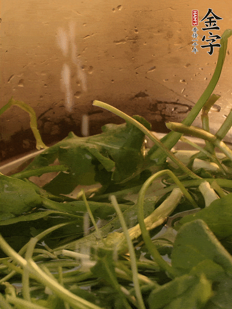 薺菜去掉根部，加小蘇打、鹽熱水沸騰燙軟。