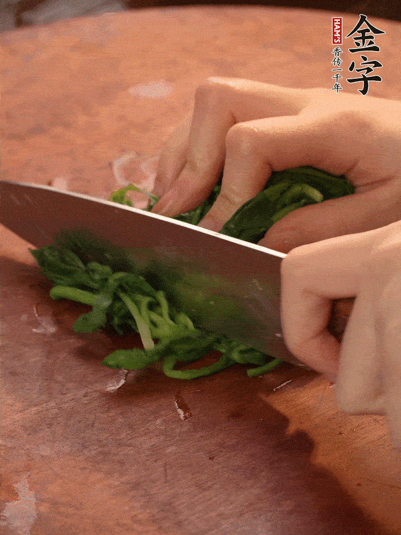 晾涼拽干水份，切碎備用。