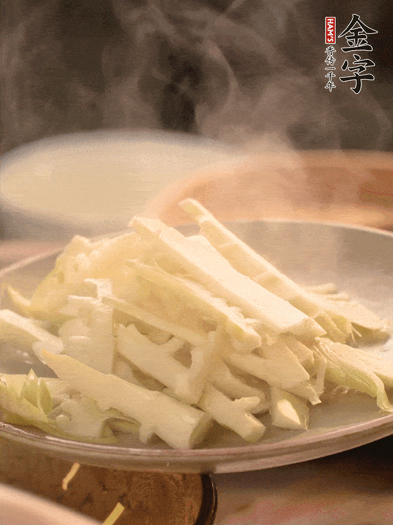 春筍切薄片，焯水去除澀味。