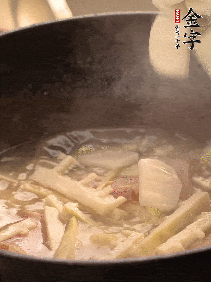 加一點開水后，放年糕燜2分鐘至軟。