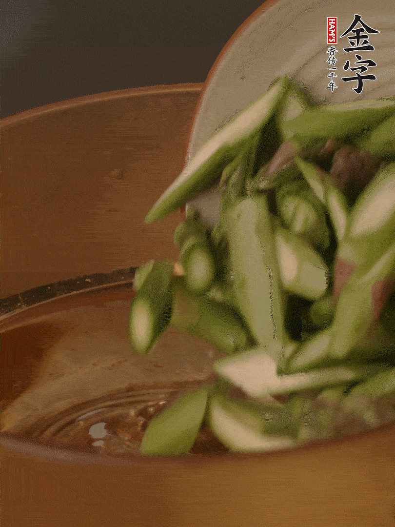 蘆筍、白玉菇焯水30秒備用。