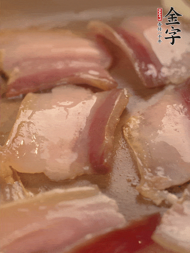 鍋中熱油煸香大蒜、咸肉。