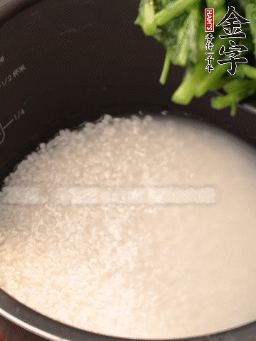 茼蒿、香腸放入浸泡好的大米，水沒過大米半指煮熟。