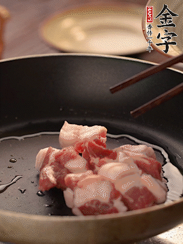 五花肉切條，煎到兩面金黃。