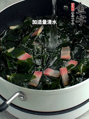 放入泡發(fā)好的裙帶菜翻炒一下，加適量清水燉煮。