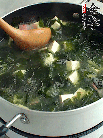 煮到沸騰后，再放入豆腐蓋蓋子煮3分鐘。