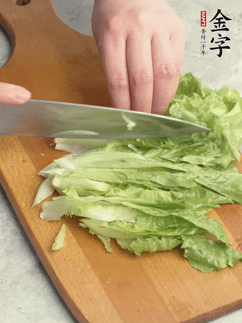 胡蘿卜、生菜、黃瓜切絲。