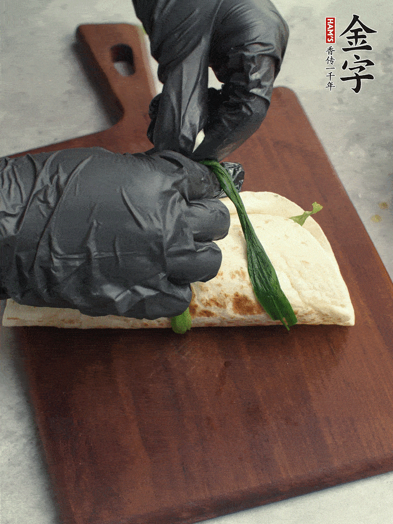 用焯過水的小蔥打結(jié)。