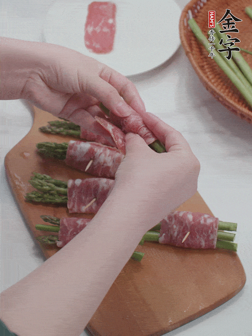 蘆筍切小段，蘆筍段用金字培根火腿卷起。