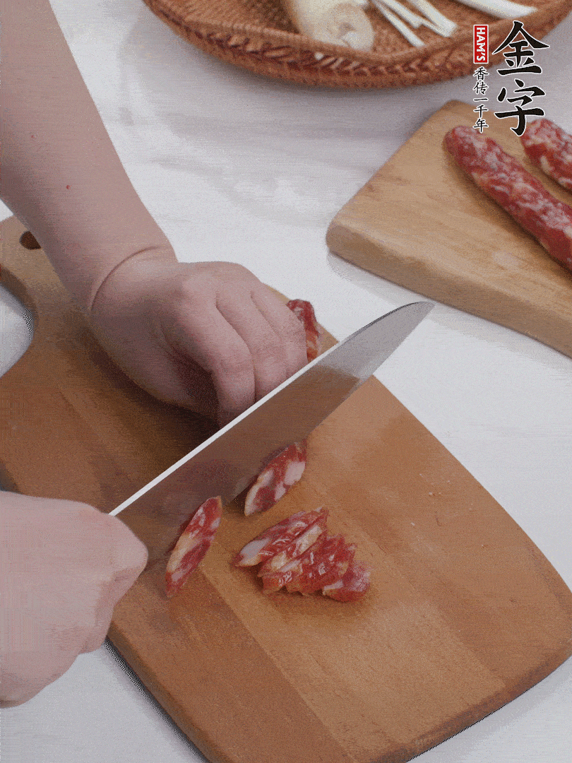 金字香腸切薄片。