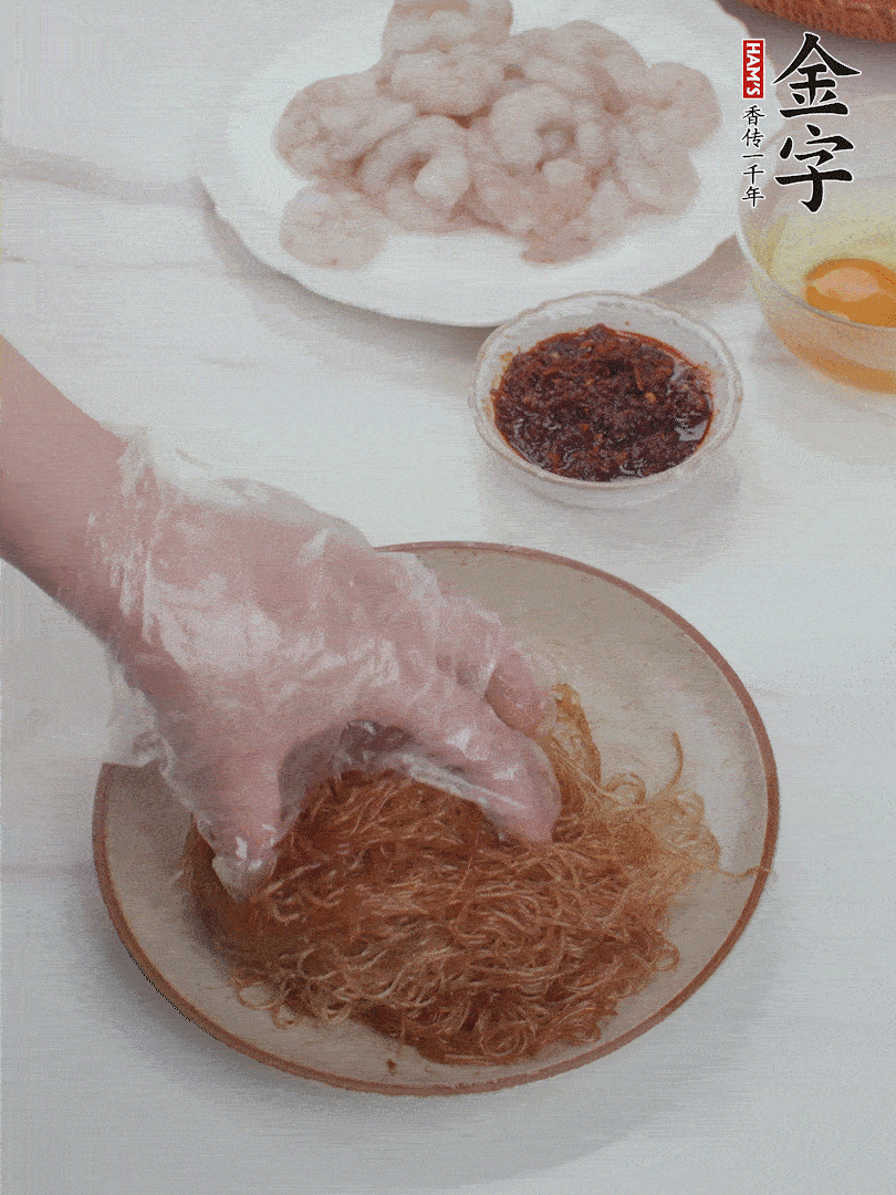 粉絲泡軟后，入沸水煮10秒，撈出后加1/2勺老抽、1/2勺食用油挑松。