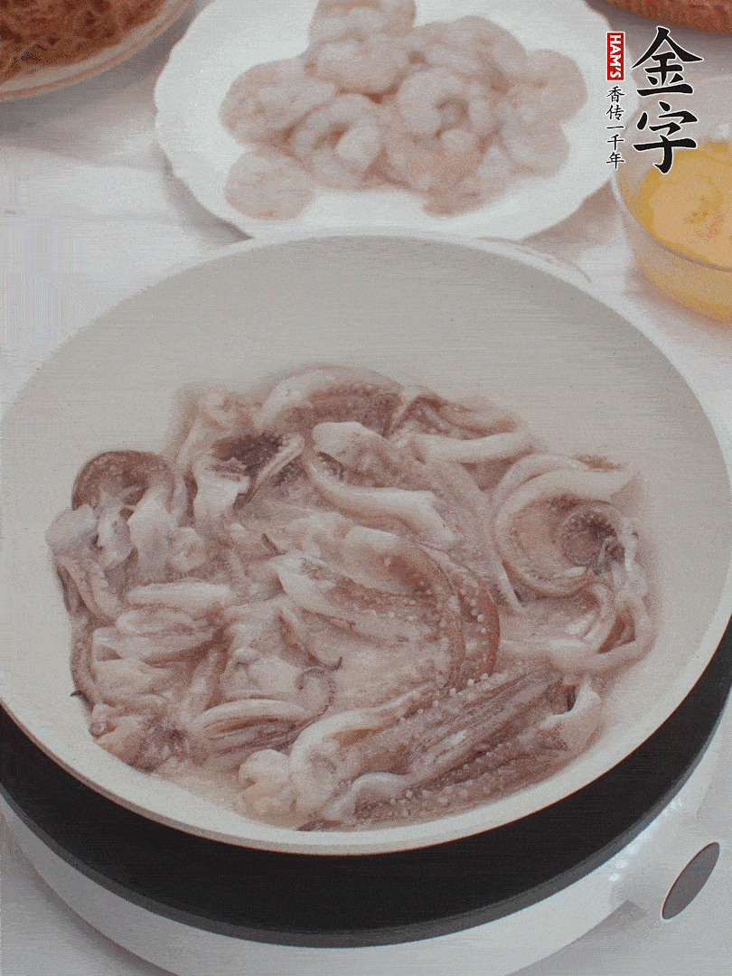 蝦仁、魷魚滑油，蛋液炒制半熟。