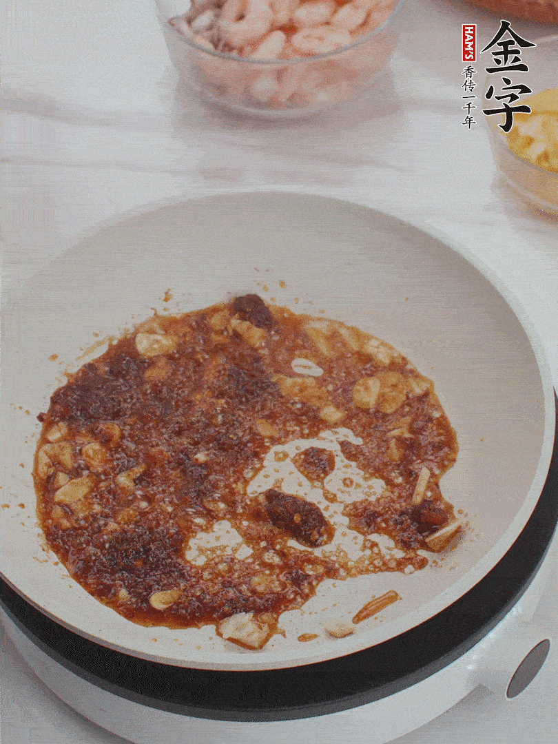 冷鍋熱油，1大勺金字火腿XO醬、蒜末炒香，倒粉絲一起炒。