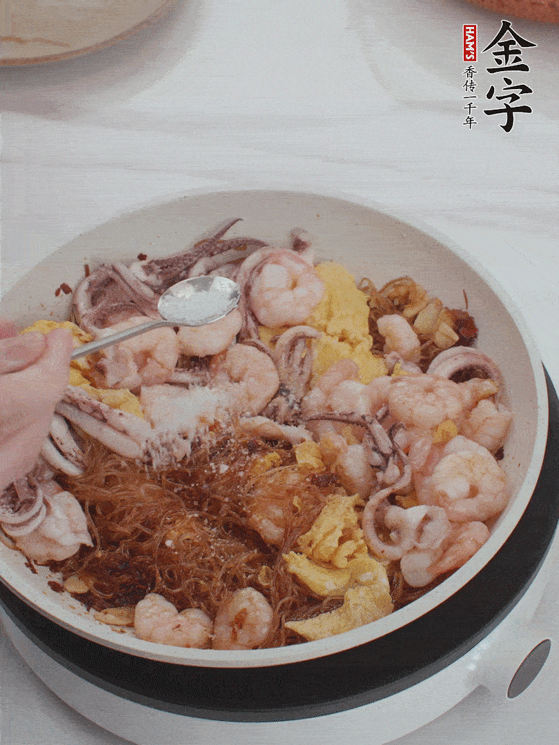 加雞蛋，蝦仁，魷魚混合。