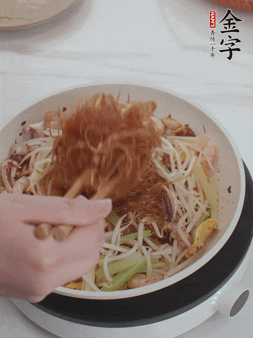 放焯好水的香芹、豆芽翻炒挑松。