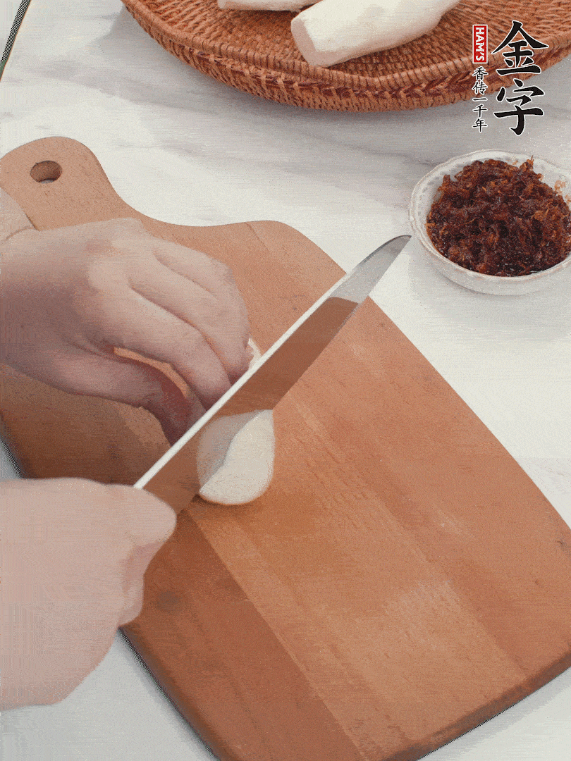 茭白剝殼，洗凈后切滾刀塊。