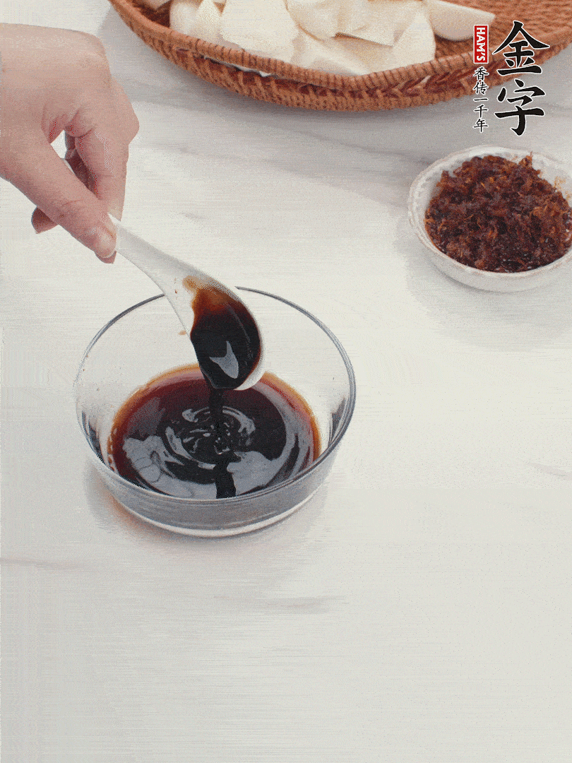 將生抽、老抽、黃酒和白砂糖在小碗里調(diào)成味汁。