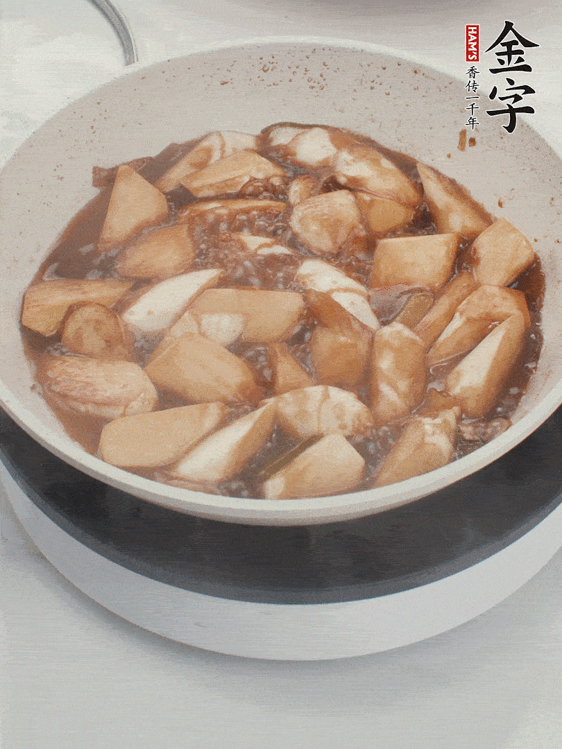 待茭白煸到微微發(fā)黃加入調(diào)好的味汁翻炒。加一小碗清水蓋蓋子燜3-4分鐘。