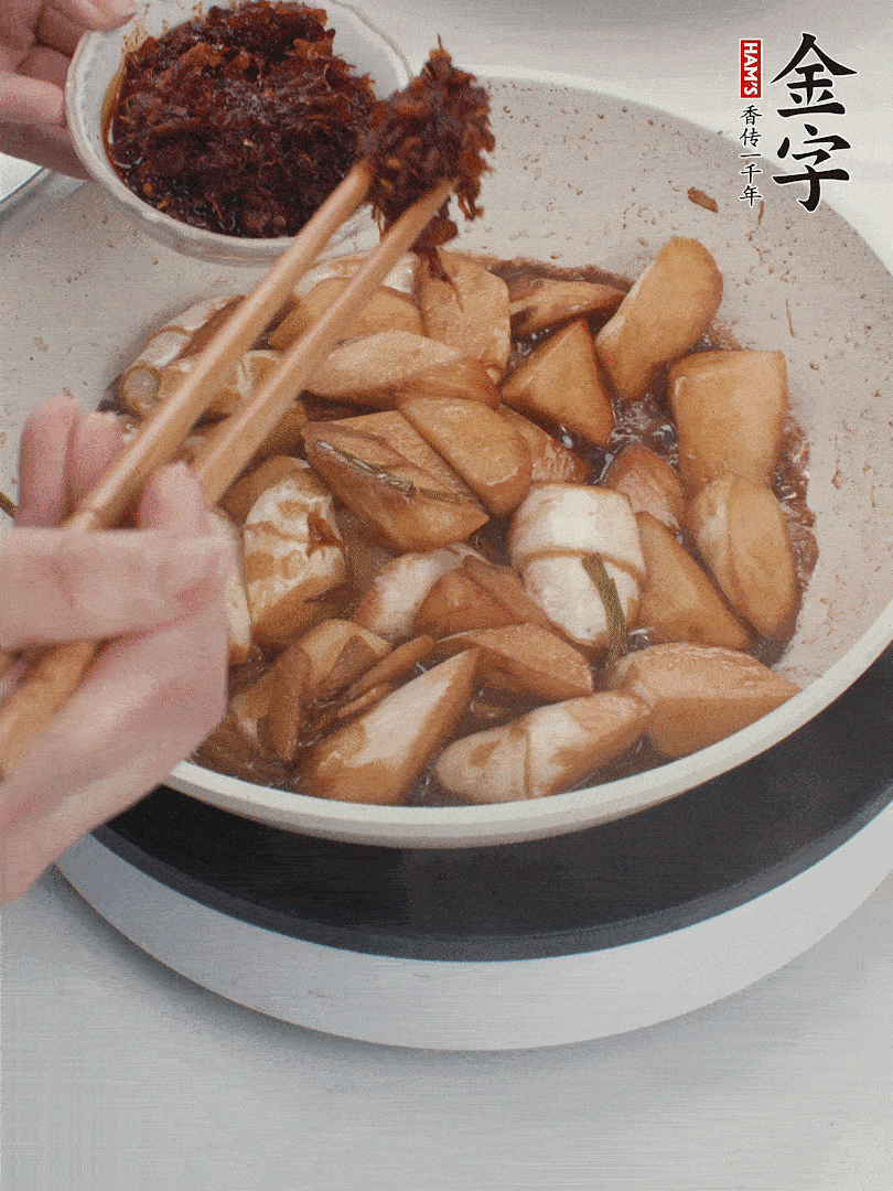 湯汁收濃，加金字火腿XO醬翻炒均勻。