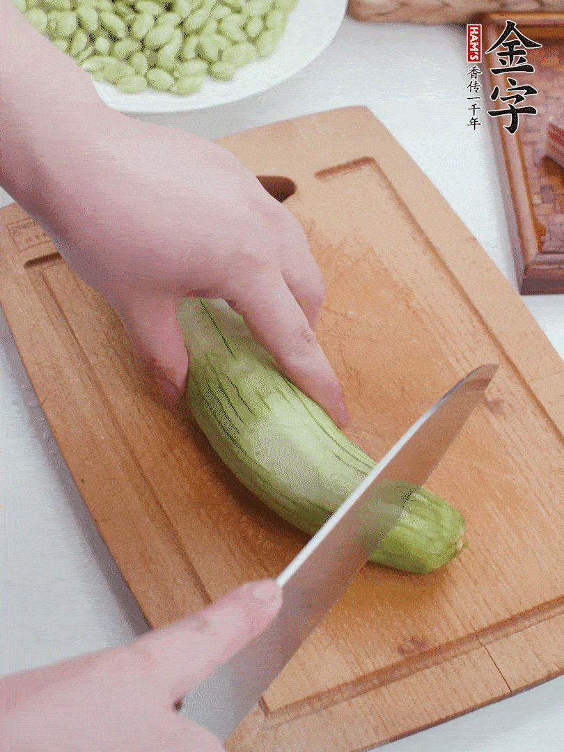 絲瓜去掉外皮，去掉兩端，切成滾刀塊。