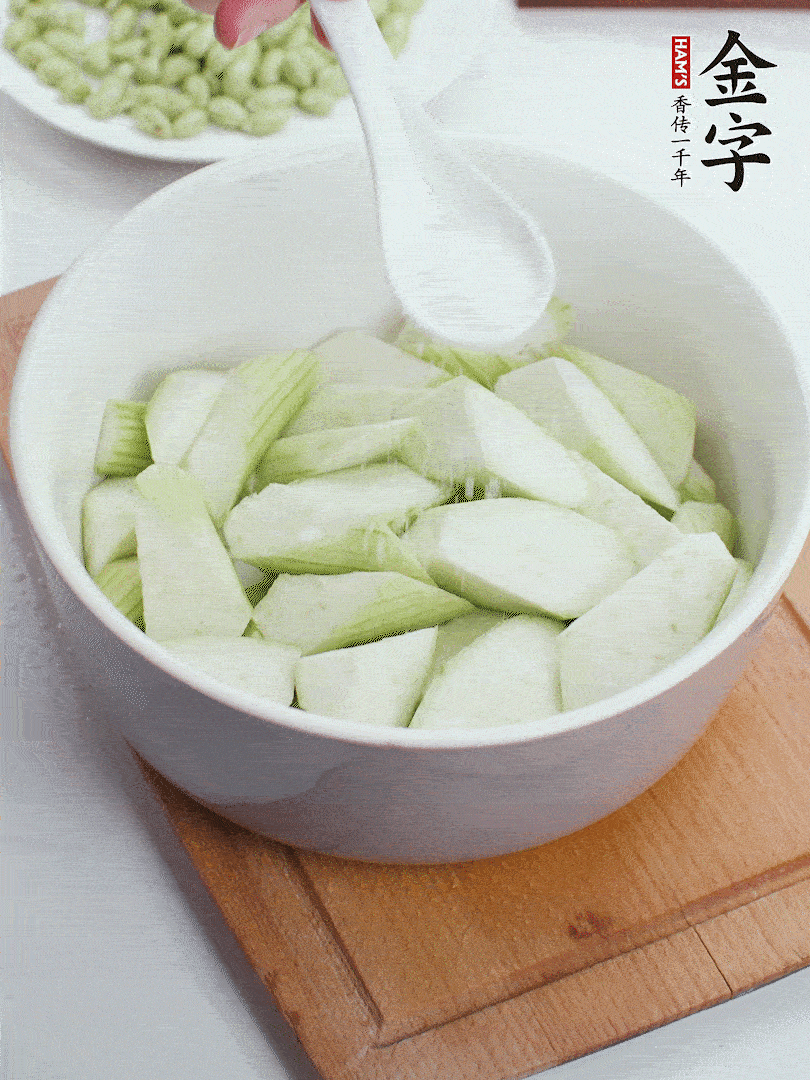 水中加1勺鹽浸泡，防止變黑。