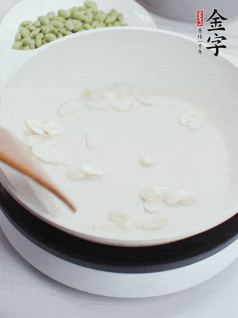 金字淡咸肉煮15分鐘，撈出切片。油5成熱時，蒜末、咸肉爆香。