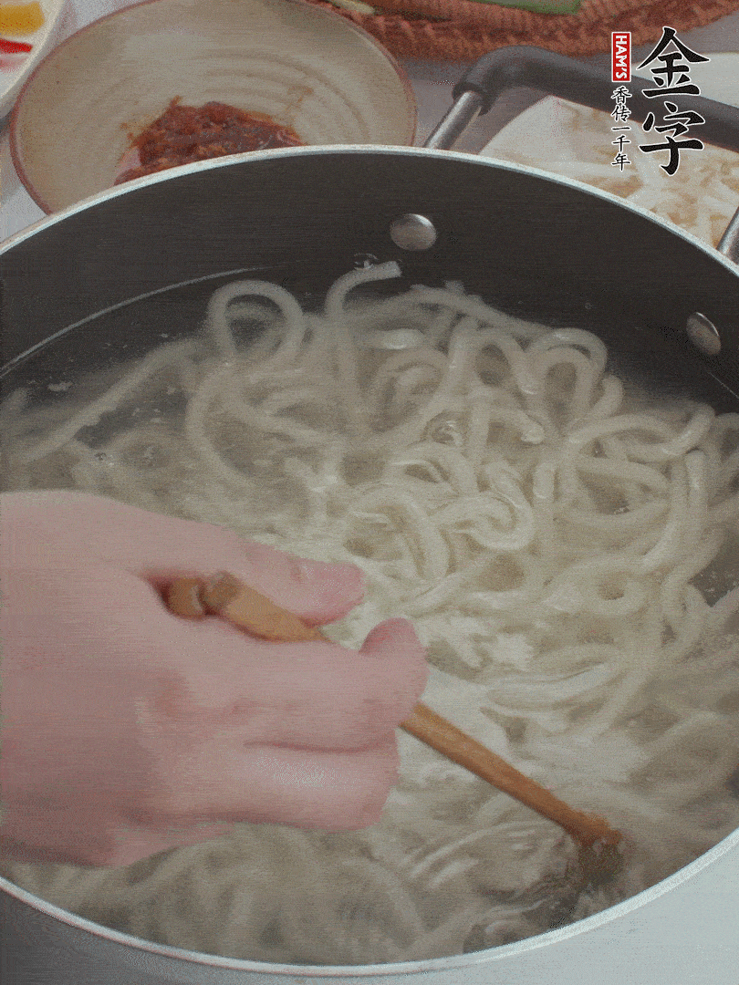 鍋中水煮沸，下烏冬面焯5秒鐘，撈出瀝干。