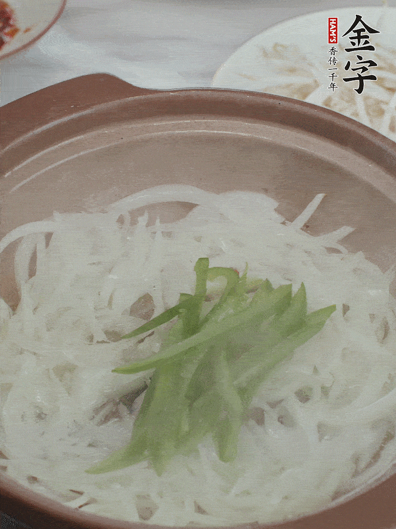 放烏冬面、青紅椒、豆芽。